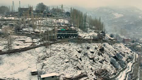 Luftaufnahme-Des-Schneebedeckten-Karimabad-Im-Hunzatal