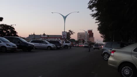 Ein-Zeitraffer-Des-Geschäftigen-Straßenverkehrs-In-Bulawayo,-Simbabwe-In-Der-Abenddämmerung