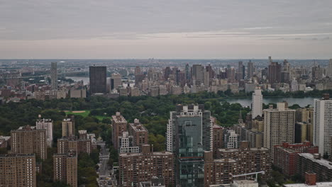 NYC-New-York-Luftaufnahme-V239-Überflug-über-Das-Wohnviertel-Bloomingdale-In-Der-Upper-West-Side,-Erfasst-Central-Park-Und-Stadtbild-Der-Upper-East-Side-Manhattan-–-Aufgenommen-Mit-Inspire-3-8k-–-September-2023