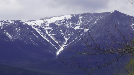 Monte-Cubierto-De-Nieve.-Katahdin-Desde-La-Distancia