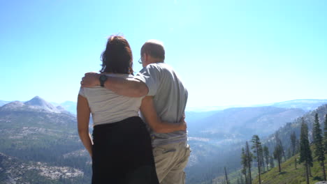 Pareja-De-Turistas-De-4k-De-Vacaciones-Con-Vistas-Al-Punto-Del-Glaciar-En-El-Parque-Nacional-De-Yosemite,-California