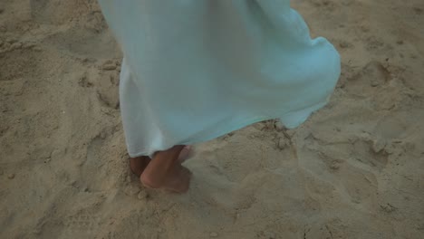 Barfüßige-Person-Am-Sandstrand-In-Der-Abenddämmerung,-Die-Sanft-Ihr-Blaues-Kleid-Anhebt