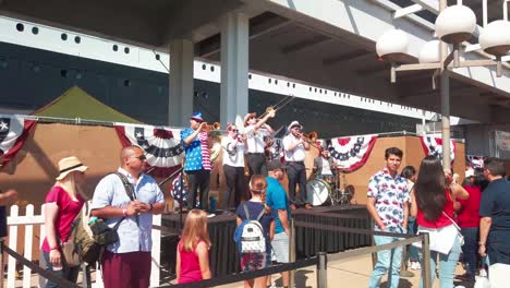 Crowd-listens-to-the-band-at-the-Queen-Mary-4th-of-July-celebration