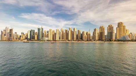 Dies-Ist-Ein-4K-Zeitraffervideo-Der-Skyline-Von-JBR-Und-Dubai-Marina,-Aufgenommen-Von-Der-Bluewaters-Insel
