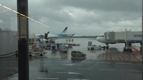 Dolly-Truck-Auf-Flugzeugen-Und-Fahrzeugen-Bei-Der-Arbeit-Auf-Dem-Gehsteig-Rollfeld-Am-Flughafen-Paris-Orly-Vor-Dem-Abheben,-Blick-Von-Der-Boarding-Zone