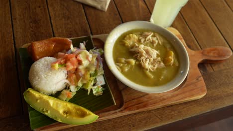 Kolumbianische-Ajiaco-Suppe-Serviert-Mit-Reis,-Salat,-Kochbanane-Und-Avocado