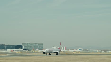 Abheben-Einer-Boeing-777-Von-Der-Startbahn-16-Mit-Wien-Im-Hintergrund