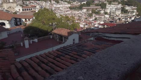 Blick-Vom-Balkon-Auf-Das-Dach-Von-Taxco