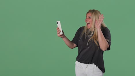 Erwachsene-Frau-Mit-Make-up-Gestikuliert-Während-Sie-Einen-Videoanruf-Mit-Dem-Smartphone-Tätigt
