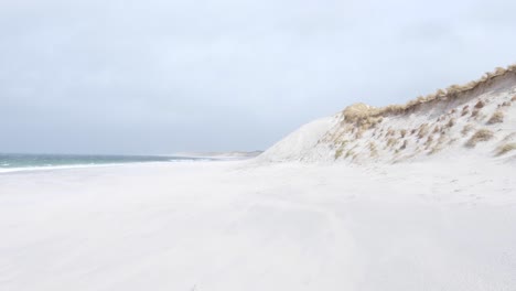 Malerische-Aussicht-Auf-Den-Wunderschönen-Weißen-Sandstrand-Im-Westen-Von-Berneray,-Äußere-Hebriden-Mit-Sanddünen,-Bei-Wildem,-Windigem-Wetter-Im-Westen-Schottlands,-Großbritannien