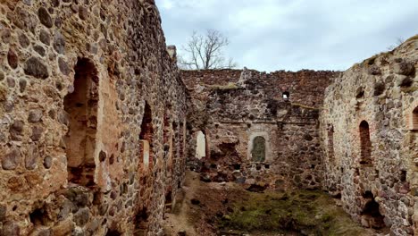 Mittelalterliche-Granitsteinmauern-Der-Burg-Rauna-In-Lettland