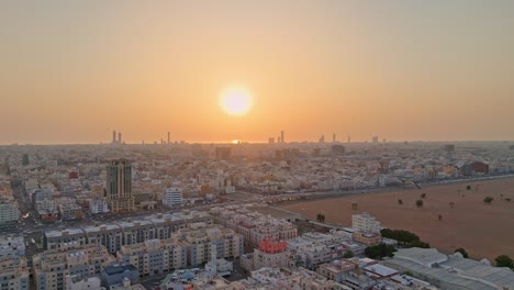 Luftaufnahme-Eines-Überflugs-über-Einer-Autobahn-In-Der-Saudi-arabischen-Stadt-Jaddah-Zur-Goldenen-Stunde