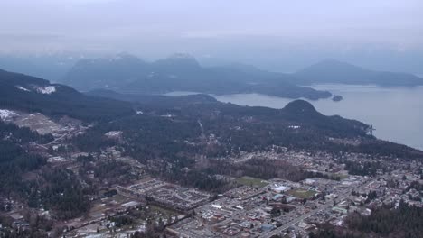 North-Vancouver-Luftaufnahme-An-Einem-Nebligen-Tag---Landschaft-Und-Meer-Aus-Dem-Flugzeug