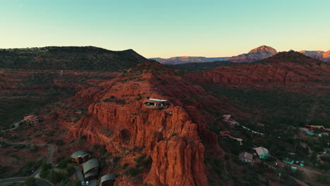 Vista-Aérea-De-Una-Arquitectura-Sobre-Un-Acantilado-En-Sedona,-Arizona,-Estados-Unidos.