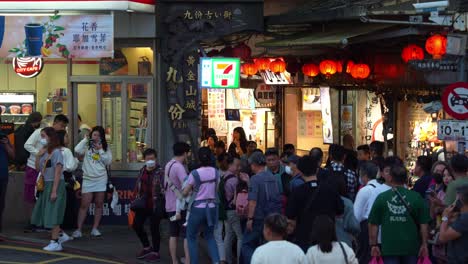 Große-Menschenmenge-Am-Eingang-Der-Alten-Straße-Von-Jiufen,-Einer-Goldgräberstadt-In-Den-Bergen,-Einer-Beliebten-Touristenattraktion-In-Taiwan
