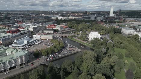 Paso-Elevado-Del-Canal-De-La-Ciudad-Y-El-Parque-Kungsparken-En-Gotemburgo,-Suecia