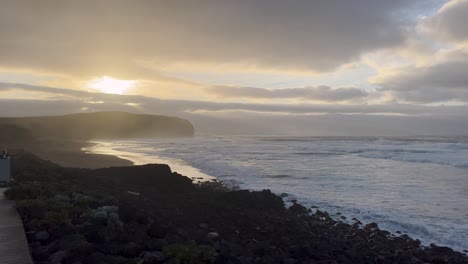 Hermosa-Puesta-De-Sol-Sobre-La-Playa-De-Povocao-Con-El-Océano-Atlántico,-São-Miguel---Azores,-Portugal