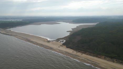 Profilansicht-Von-Benacre-Broad-Entlang-Des-Kessingland-Beach-Mit-Wunderschöner-Himmelslandschaft-Im-Hintergrund-In-Lowetoft,-England