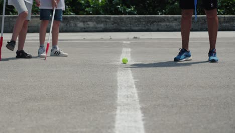 Toma-En-Cámara-Lenta-De-Niños-Preparándose-Para-Jugar-Hockey-Callejero