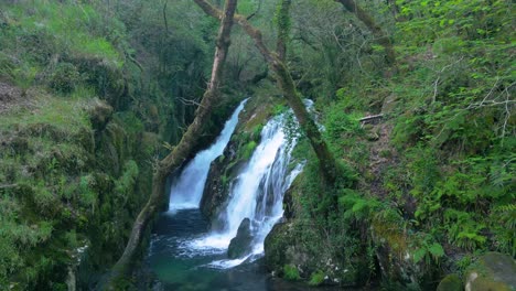 Cascadas-En-Las-Montañas-Rocosas-Del-Río-Estrecho-En-La-Cascada-De-Santa-Leocadia-Cerca-De-Mazaricos-En-Galicia,-España