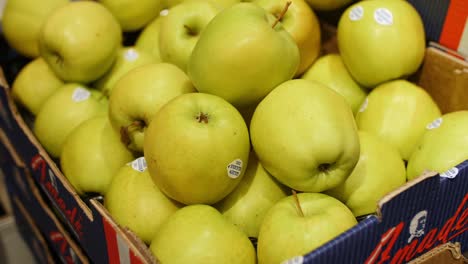 Frische-Äpfel-Im-örtlichen-Supermarkt,-Gefilmt-Mit-Panasonic-GH5-Mit-Sigma-Art-35-mm-Objektiv