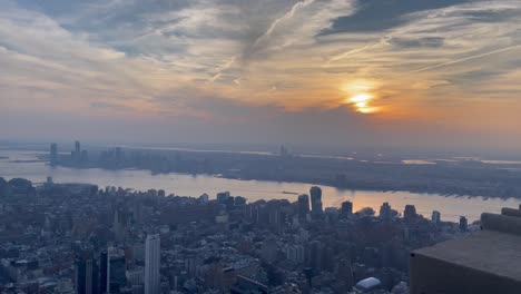 Goldener,-Wolkiger-Sonnenuntergang-Von-Der-Spitze-Des-Empire-State-Buildings-In-New-York-City-Mit-Dem-Hudson-River-Im-Hintergrund