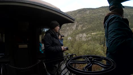 Skagway,-Alaska,-Estados-Unidos---24-De-Septiembre-De-2019:-Los-Fotógrafos-Están-Tomando-Fotografías-En-El-Antiguo-Tren-Histórico-De-Camino-Al-Paso-Blanco.