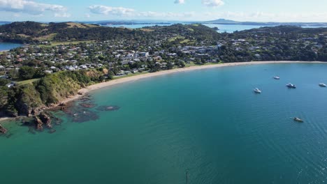 Barcos-En-La-Bahía-De-Oneroa-Frente-A-La-Costa-De-La-Playa-De-Big-Oneroa-En-La-Isla-Waiheke-En-Nueva-Zelanda