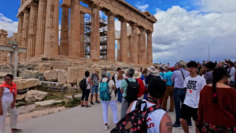 Templo-Del-Partenón-De-La-Acrópolis-Repleto-De-Turistas-Abarrotados-De-Temporada-Alta-Turística-Atenas-Grecia