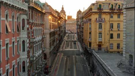 Zeitraffer-Des-Sonnenuntergangs-über-Den-Belebten-Straßen-Der-Innenstadt-Von-Genua,-Der-Das-Dynamische-Stadtleben-Und-Die-Architektonische-Schönheit-Einfängt