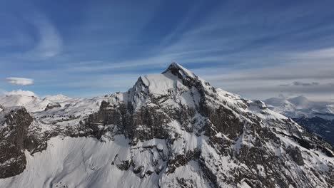 Luftaufnahme-Des-Schneebedeckten-Fronalpstock-Gipfels-Mit-Schroffen-Klippen-Und-Einem-Klaren-Blauen-Himmel-In-Glarus-Nord,-Schweiz