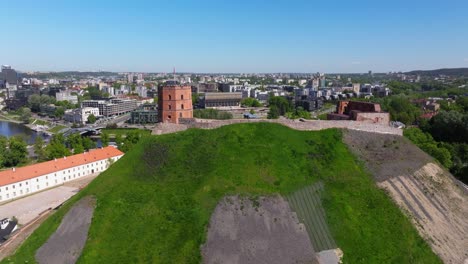 Vorwärts-Drohnenschuss-über-Dem-Gediminas-Turm-In-Vilnius,-Litauen