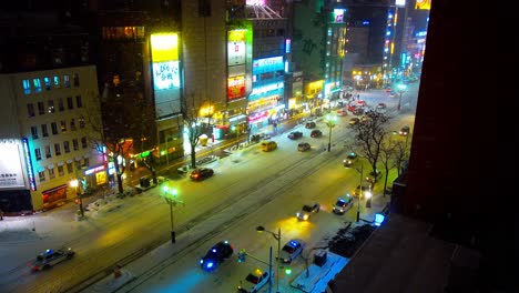 El-Tráfico-Se-Abre-Camino-A-Través-De-Sapporo-Por-La-Noche-Durante-Las-Nevadas-En-Invierno
