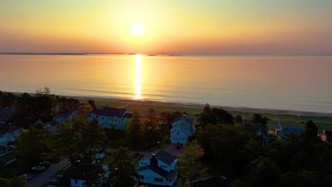 Sonnenaufgang-über-Einem-Strandhaus-In-Saco,-Maine,-Mit-Farben,-Die-Sich-In-Den-Meereswellen-Spiegeln,-Und-Ferienhäusern-Entlang-Der-Atlantikküste-Von-Neuengland