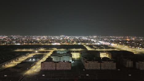 Drohnenflug-über-Die-Lichter-Der-Stadt-Jaddah-Bei-Nacht,-Der-Die-Straßeninfrastruktur-Und-Die-Lichter-Der-Stadt-Zeigt