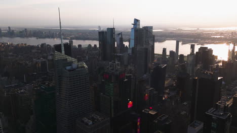 Luftaufnahme-Um-Die-Wolkenkratzer-Am-Times-Square,-Sonnenuntergang-In-Midtown,-New-York
