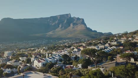 Drone-Volando-Cerca-De-Edificios-Pintorescos-Hacia-Las-Montañas-En-Ciudad-Del-Cabo,-Sudáfrica