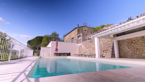 Low-Angle-Aufnahme-Eines-Privaten-Pools-Unterhalb-Einer-Villa-Auf-Dem-Land-In-Frankreich