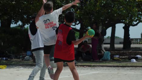 Nahaufnahme-Einer-Gruppe-Kleiner-Kinder,-Die-In-Einem-Park-Handball-Spielen