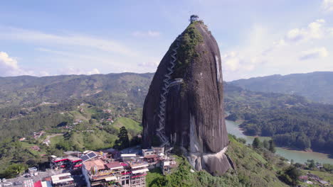 Luftaufnahme-Von-El-Penol,-Freistehender-Felsen-über-Dem-Guatape-See,-Landschaft-Von-Kolumbien