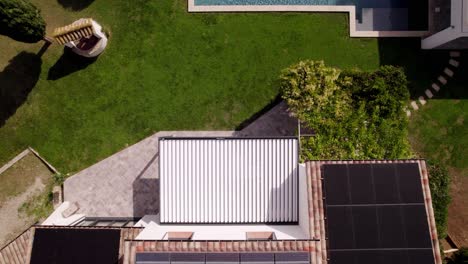 Top-Down-Aufnahme-über-Einer-Privaten-Villa-In-Frankreich-Mit-Einem-Kleinen-Swimmingpool