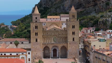 Catedral-De-Cefalu,-Sicilia,-Italia---Toma-Cinematográfica-Con-Drones