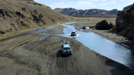 Un-Dron-Sigue-A-Un-Grupo-De-Camiones-4x4-Que-Circulan-Por-Caminos-Accidentados-En-Las-Tierras-Altas-De-Islandia.