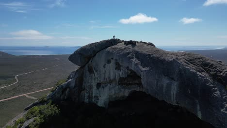 4K60-Aerial-View-of-Frenchman-Peak-Australia,-People-Hiking-and-the-Sea-and-Horizon
