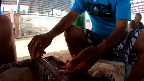 Nahaufnahme-Einer-Männlichen-Hand,-Die-Köder-Auf-Häkelnadeln-Legt,-Beim-Angeln-In-Los-Roques,-Venezuela