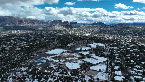 Panorama-Of-Sedona-Resort-Town-With-Red-Rock-Mountains-In-Arizona,-United-States