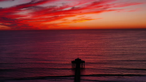 Malerische-Landschaft-Des-Manhattan-Beach-Pier-Mit-Rotem-Himmel-Bei-Sonnenuntergang-In-Kalifornien,-USA