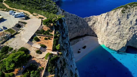 Luftaufnahmen-Von-Menschen-Am-Aussichtspunkt-Des-Navagio-Strandes-Im-Sonnigen-Zakynthos,-Griechenland