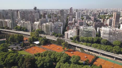 Buenos-Aires-Drohnenaufnahme-Der-Autobahn-Nordelta-Park-Und-Der-Wolkenkratzer,-Bosques-De-Palermo-Tres-De-Febrero-Luftaufnahme