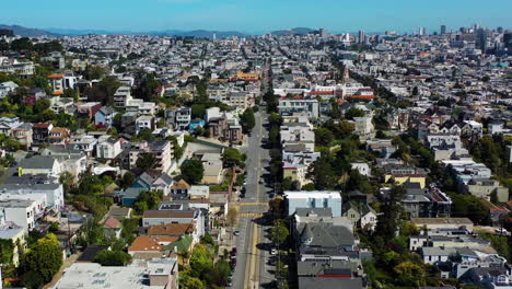 Descripción-Aérea-De-Una-Calle-Tranquila-En-Los-Barrios-De-San-Francisco,-EE.UU.